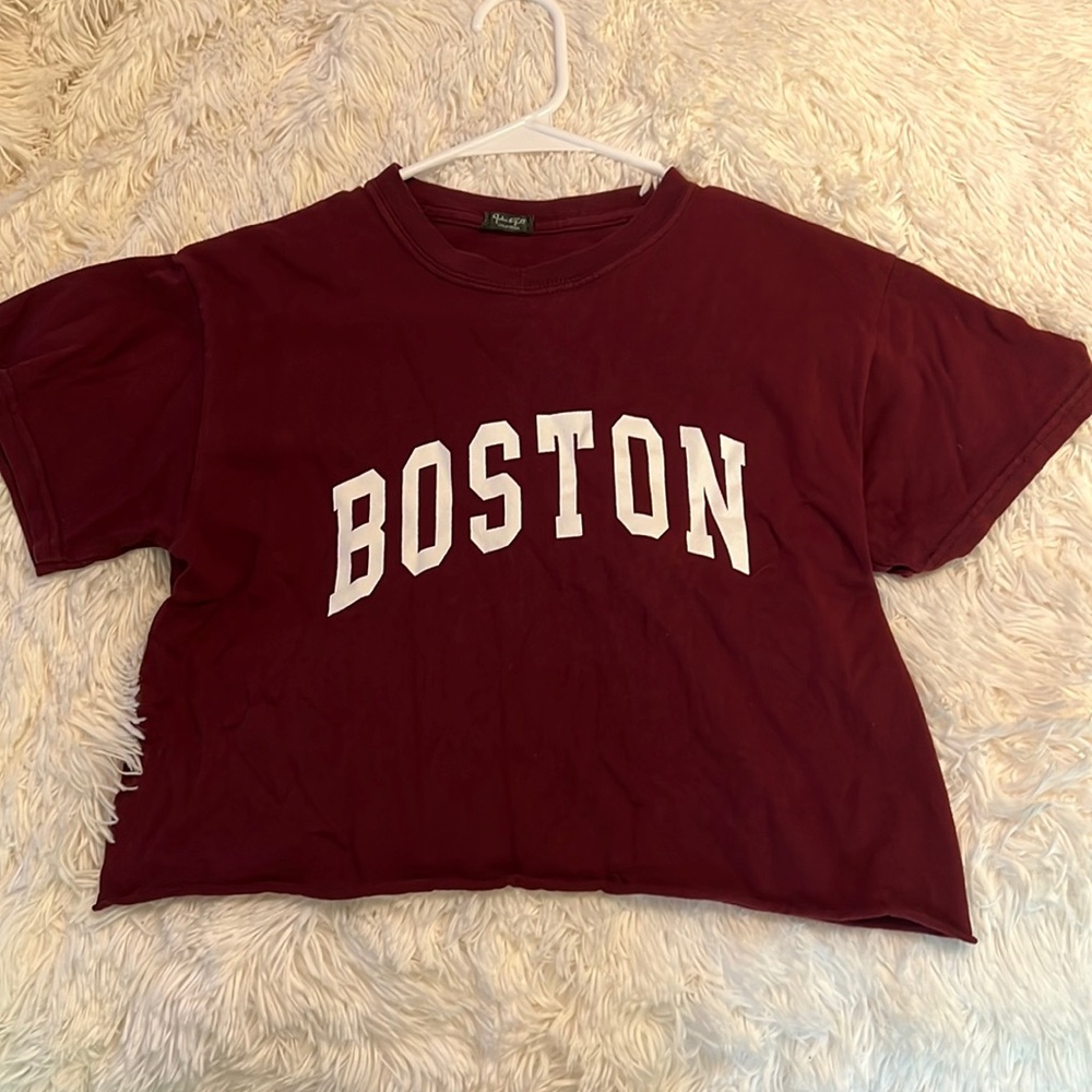 Cropped maroon Boston t-shirt